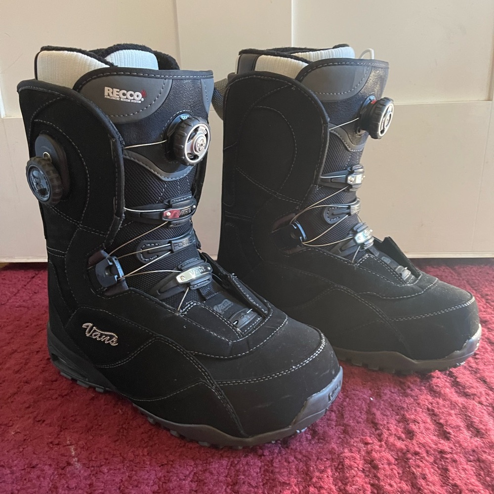 Vans 'Veil' Snowboard Boots…like new! Fits 9-9.5 with wool socks.